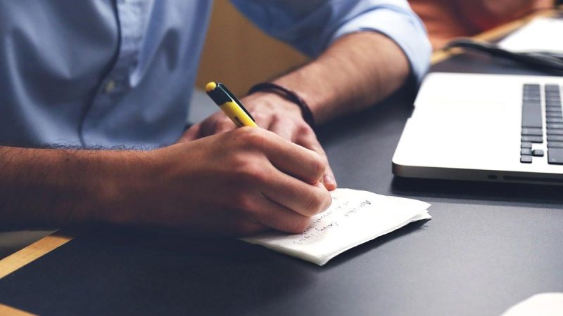 أسس كتابة نص التقرير التلفزيوني: كيف تُبنى القصة البصرية بوضوح ودقة؟
