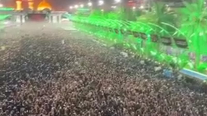 لحظه تعویض پرچم بارگاه حضرت سیدالشهدا علیه السلام