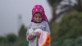 ایران مستقل مقتدر باشجاعت و سربلندی، ایستاده است. 