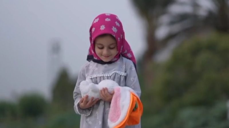 ایران مستقل مقتدر باشجاعت و سربلندی، ایستاده است.