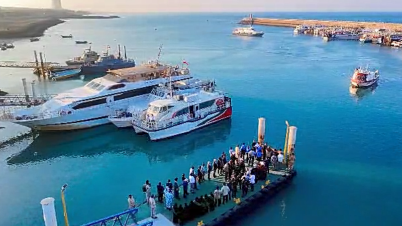 تشییع پیکر شهدای گمنام درجزیره قشم با حضور پرشور و عاطفه‌ی مردم غیور قشم