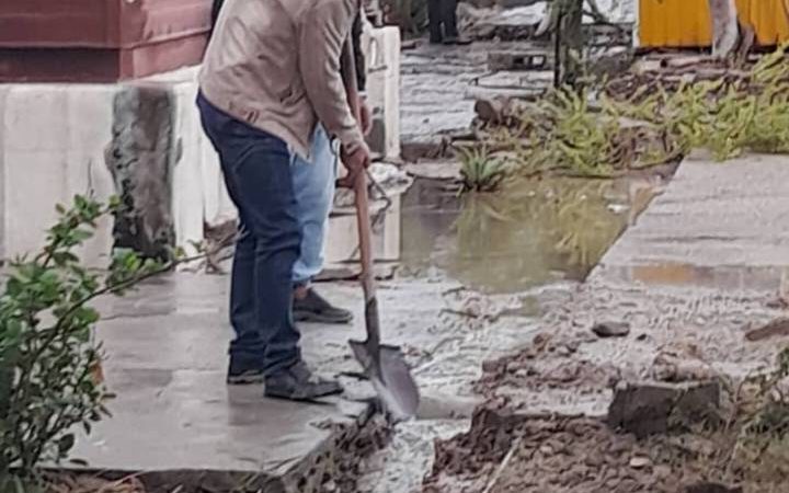 مدیریت جهادی رئیس بیمارستان منطقه آزاد قشم در میدان مهار سیلاب 