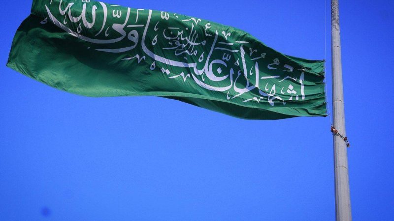  اهتزاز پرچم غدیر در دهه امامت و ولایت و در آستانه عید سعید غدیر خم در قشم